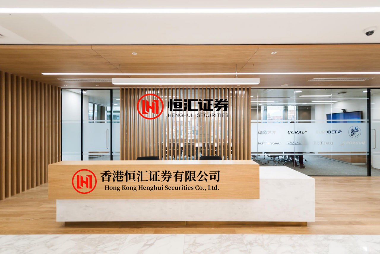 驰盈配资 56岁邓文迪社交名媛实锤！带女儿参加奥斯卡派对，母女像姐妹